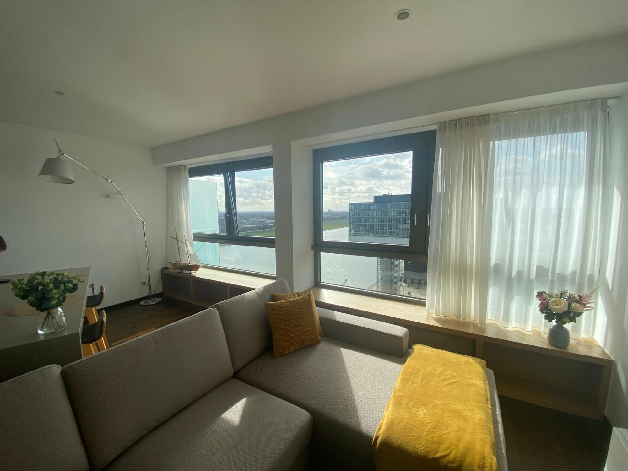 Luxurious In High Class Building Kranhaus In Apartment *